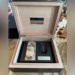 Ferrari Portofino M Key Box & Metal Minicar in Wooden/Carbon Fiber Case-New